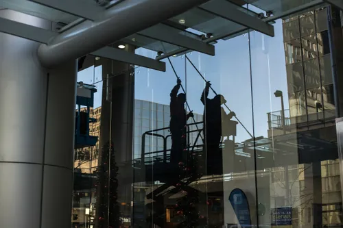 Ein Mitarbeiter von Hannis Immobilien Service Hannover bei der Fensterreingung