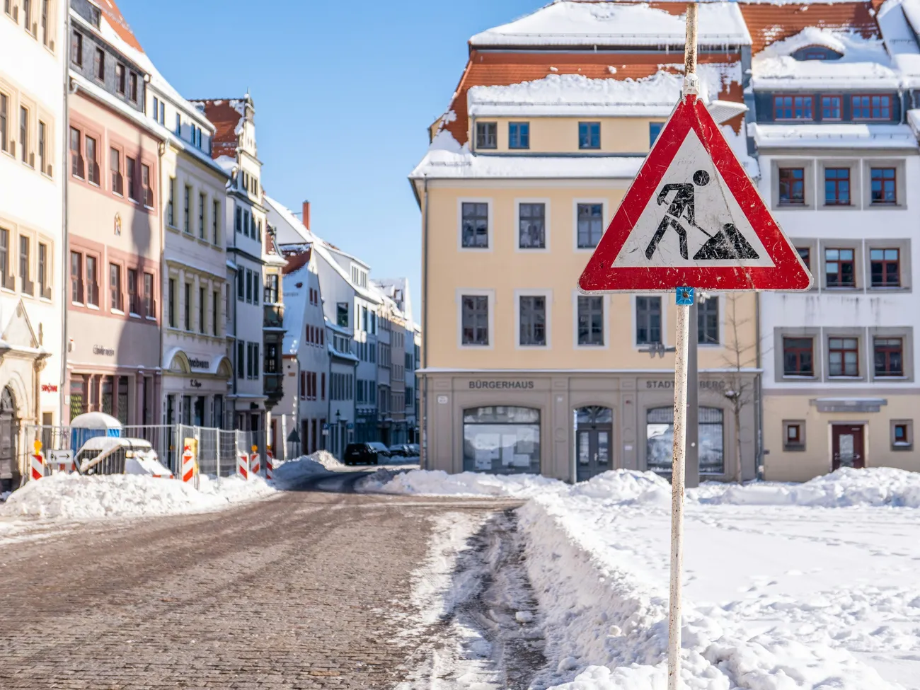 Eine Strasse mit schnee